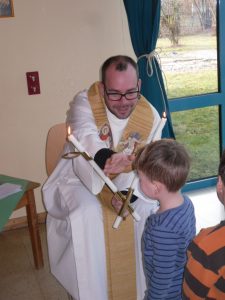 Die Kinder erhielten im Gottesdienst den Blasiussegen.