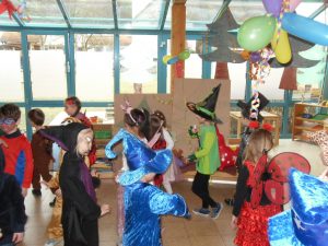 Wir feiern zusammen Fasching mit vielen lustigen Spielen.