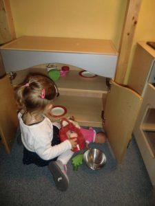 In der Puppenwohnung.