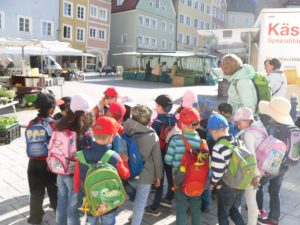 Die Vorschulkinder machen ihren Vorschulausflug mit einer Stadtführung.