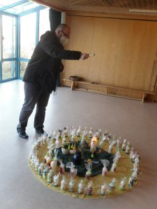 Herr Pfarrer Herzel hat in einer kleinen Andacht alle Kerzen gesegnet.